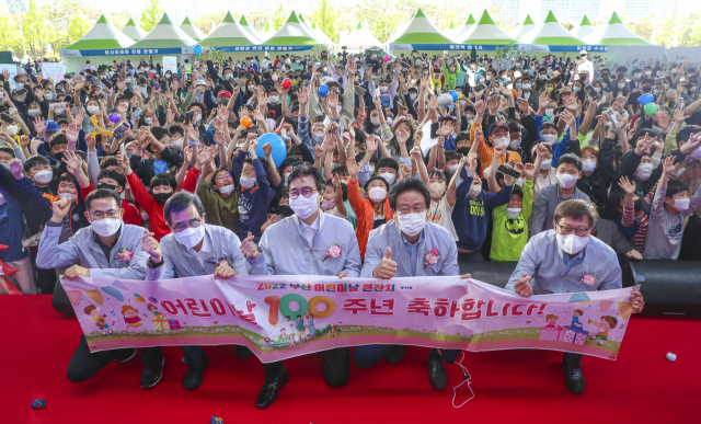 5일 부산 영화의전당에서 '제49회 부산 어린이날 큰잔치'가 열렸다. 이번 어린이날 큰 잔치는 마술, 샌드아트 등의 8개 공연과 49개 체험 행사 등 총 57개 프로그램으로 진행됐다. 정종회 기자 jjh@