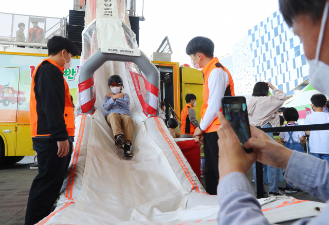 5일 부산 영화의전당에서 '제49회 부산 어린이날 큰잔치'가 열렸다. 이번 어린이날 큰 잔치는 마술, 샌드아트 등의 8개 공연과 49개 체험 행사 등 총 57개 프로그램으로 진행됐다. 정종회 기자 jjh@