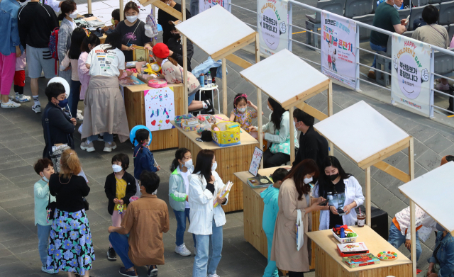 5일 부산 영화의전당에서 '제49회 부산 어린이날 큰잔치'가 열렸다. 이번 어린이날 큰 잔치는 마술, 샌드아트 등의 8개 공연과 49개 체험 행사 등 총 57개 프로그램으로 진행됐다. 정종회 기자 jjh@