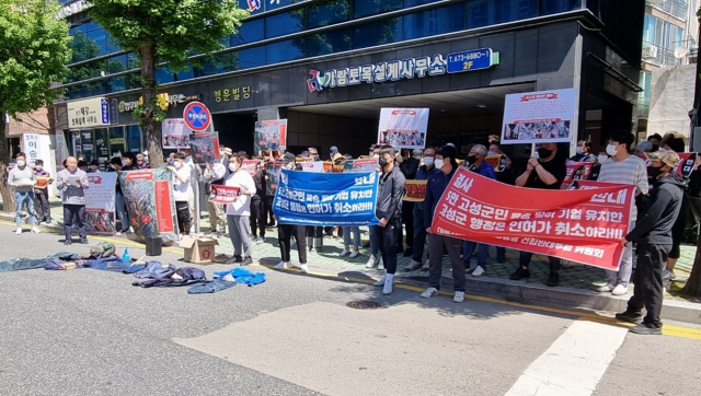 고성지역 농·어업인과 주민, 환경단체, 청년대표 등으로 구성된 반대투쟁위원회는 군청 앞에서 연일 집회를 열고 대독산단 산세·도장공장 ‘허가 취소’를 촉구했다. 부산일보DB