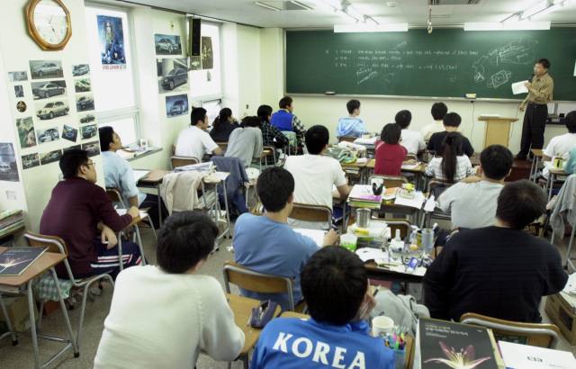 2003년 동래 대신학원의 수업 모습. 학생들이 눈을 반짝이면서 수업에 집중하는 모습이네요. 부산일보DB