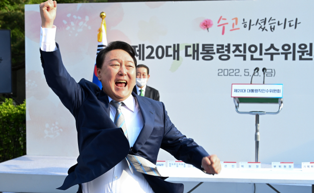 올해 5월 당시 윤석열 대통령 당선인이 서울 종로구 삼청동 대통령직인수위원회 잔디광장에서 열린 제20대 대통령직인수위원회 해단식에서 '어퍼컷' 세리머니를 하고 있다. 연합뉴스