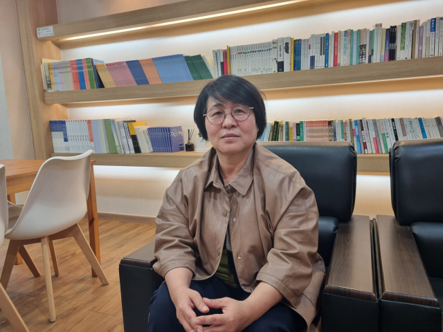 지난 6일 오전 부산 부산진구 한 사무실에서 만난 국무총리소속 부마민주항쟁진상규명위원회 구수경 위원장. 구 위원장은 비상근 위원장으로 한 달에 1번 서울로 가고, 평소에는 부산에서 업무를 본다. 손혜림 기자 hyerimsn@