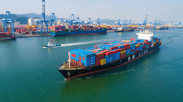 SM상선의 'SM뭄바이(Mumbai)'호가 수출화물을 싣고 부산항 신항을 출항하고 있다. SM상선 제공