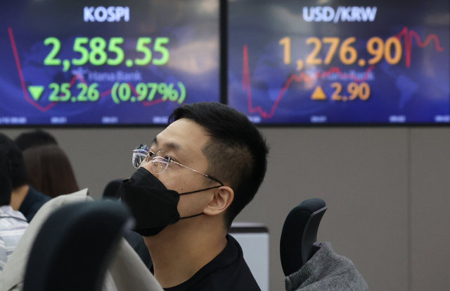 10일 오전 코스피 지수는 간밤 뉴욕 증시 급락 여파로 2500선으로 내려왔다. 서울 중구 하나은행 본점 딜링룸에서 직원들이 업무를 보고 있다. 연합뉴스