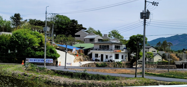 문재인 전 대통령 부부가 머무르는 경남 양산시 하북면 평산마을 사저. 부산일보DB