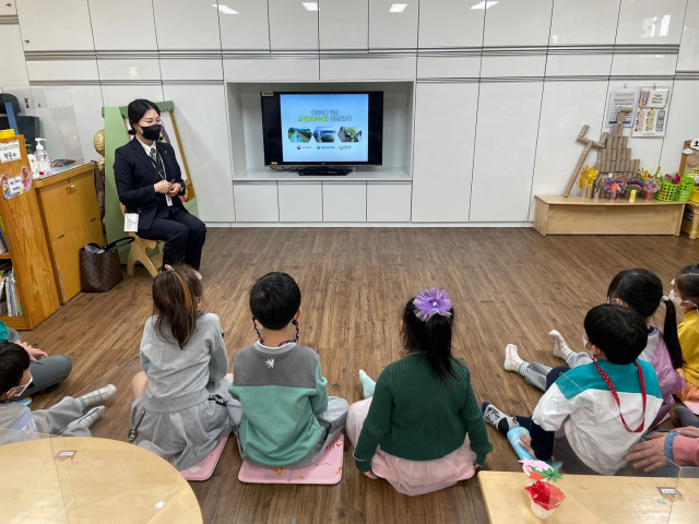 국토안전관리원이 9일 창원시 진해구 경화초교 병설유치원에서 실시한 안전교육 모습.국토안전관리원 제공