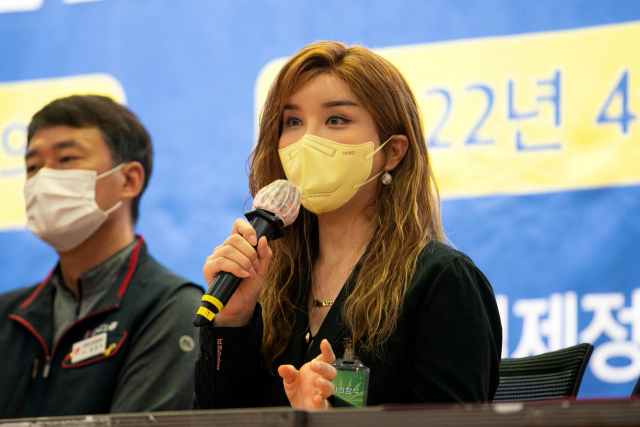 하리수 씨가 차별금지법 제정연대 주최로 열린 '차별금지법 제정을 위한 비상시국선언' 기자회견에 참석해 발언하고 있다. 연합뉴스