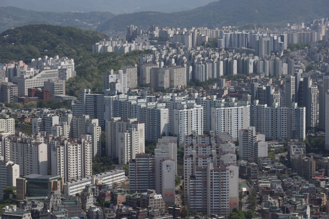 기획재정부가 ‘민생안정 10대 프로젝트’에서 부동산 공시가격 현실화 계획 재검토를 발표한데 이어 국토교통부가 현실화 계획 전반에 대해 수정·보완 방안을 마련한다고 밝혔다. 사진은 이날 여의도 63스퀘어에서 본 서울 아파트. 부산일보 DB