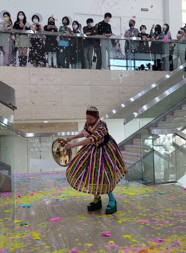 문체부와 아르떼는 올 5월부터 꿈의 무용단 시범 운영에 들어간다. 현대무용가 안은미는 꿈의 무용단을 통해 다문화 아동, 청소년과 소통하는 무용 교육을 진행할 예정이다. 사진은 안은미 무용가가 최근 부산시립미술관에서 시민을 대상으로 퍼포먼스를 진행한 장면. 부산일보DB