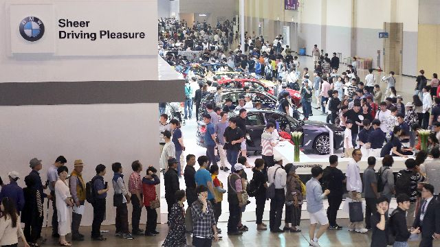 사진은 지난 2018년 부산 해운대구 벡스코에서 열린 부산 모터쇼(BIMOS 2018)에서 관람객들이 BMW 전시관 앞에 줄을 서고 있는 모습.부산일보DB