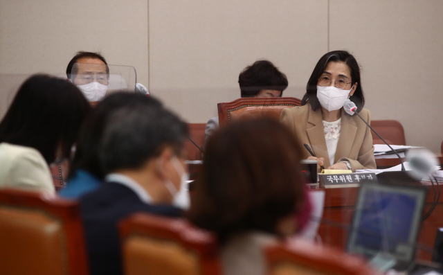김현숙 여성가족부 장관 후보자가 11일 오후 국회에서 열린 인사청문회에서 의원질의에 답하고 있다. 연합뉴스