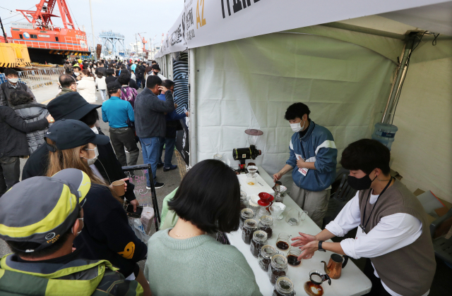 지난해 11월 부산 영도구 봉래동 물양장 일원에서 ‘영도커피페스티벌’이 열렸다. 현장에서 커피를 핸드드립으로 내려서 시음하는 모습. 부산일보DB