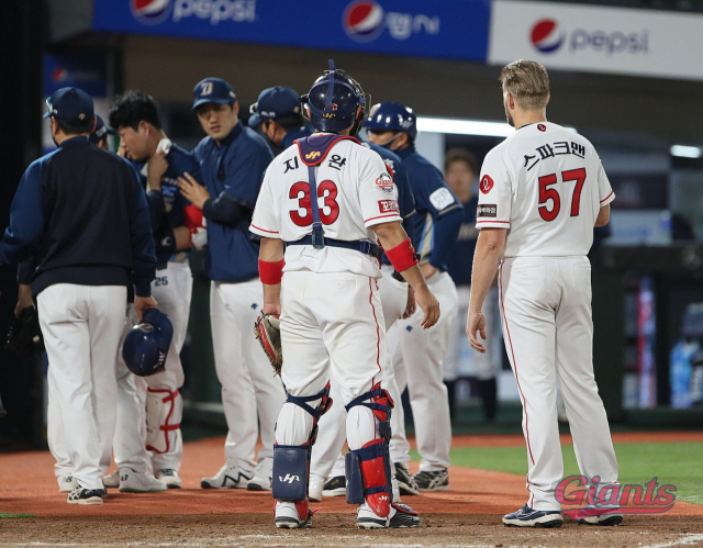 롯데 자이언츠 투수 글렌 스파크맨은 4회 초 양의지에게 머리로 향하는 공을 던져 퇴장 당했다. 롯데 자이언츠 제공