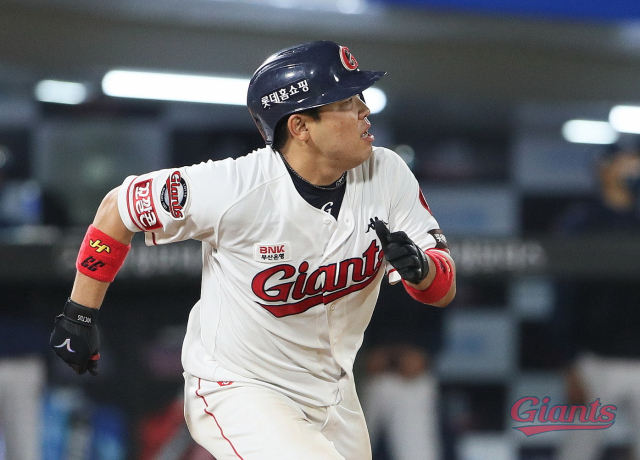 롯데 자이언츠 포수 지시완은 11일 NC 다이노스와의 경기 6회 말에 2점 적시타를 쳐낸 뒤 달려가고 있다. 롯데 자이언츠 제공