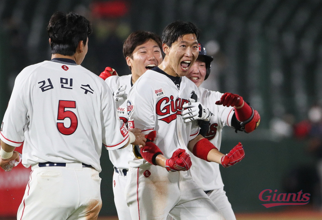 롯데 자이언츠 내야수 박승욱이 11일 NC 다이노스와의 경기 9회 말에 끝내기 안타를 친 뒤 포효하고 있다. 롯데 자이언츠 제공