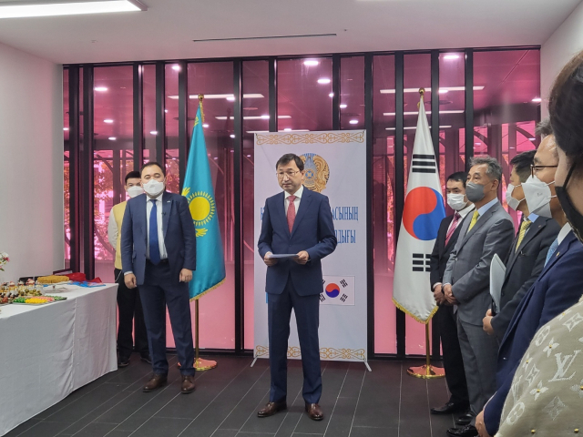 주한 카자흐스탄 대사관(대사 바큿 두쎈바예프)이 12일 부산 동구 초량동 흥국생명 부산금융플라자 2층에서 주부산 총영사관(총영사 이안 카샤바예프) 개소식을 했다.