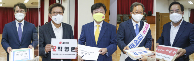 6·1 지방선거 후보자 등록 첫날인 12일 부산시 선관리위원회에서 시장과 교육감 후보자들이 후보 등록을 하고 있다. 왼쪽부터 더불어민주당 변성완, 국민의힘 박형준, 정의당 김영진 시장후보와 김석준, 하윤수 교육감 후보. 김종진 기자 kjj1761@