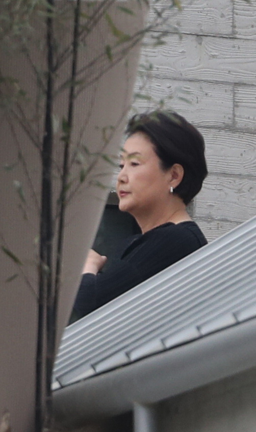 귀향 3일 만에 첫 외출에 나선 김정숙 여사. 연합뉴스