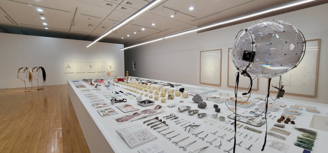 부산시립미술관에서 열리는 이형구 작가의 전시. 오금아 기자