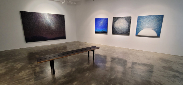 소울아트스페이스에서 열리는 김덕용 작가의 전시. 오금아 기자