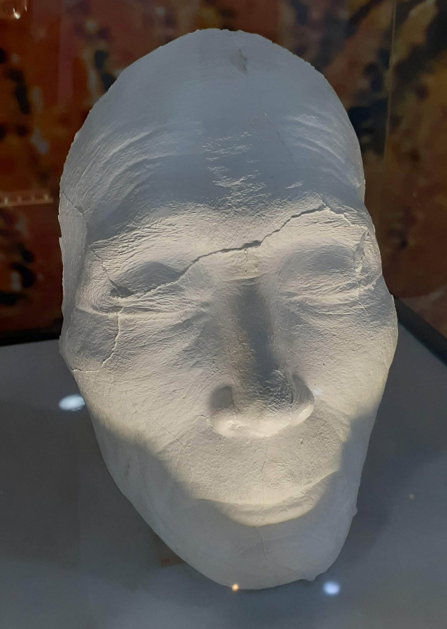 오영수문학관에 전시돼 있는, 오영수 선생의 데드 마스크. 그의 아들인 조각가 오윤이 아버지 작고 후에 제작한 것이다. 부산일보 DB