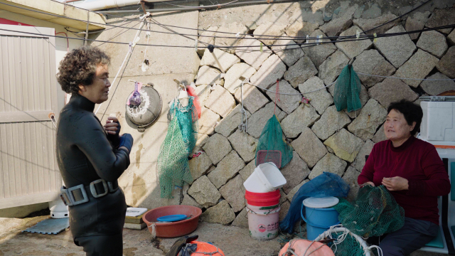 남천 해녀들이 이달 3일 남천항 ‘해녀 탈의실’ 앞에서 바다로 나갈 준비를 하고 있다. 정윤혁 PD jyh6873@busan.com