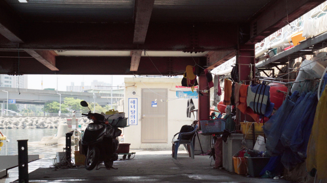 남천 해녀가 잡아 온 해산물을 옮길 오토바이가 해녀 탈의실 앞에 세워져 있다. 정윤혁 PD jyh6873@busan.com