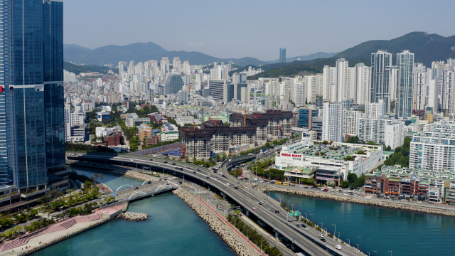 광안대교와 해안가 매립지 등에 들어선 건물들. 정윤혁 PD jyh6873@busan.com