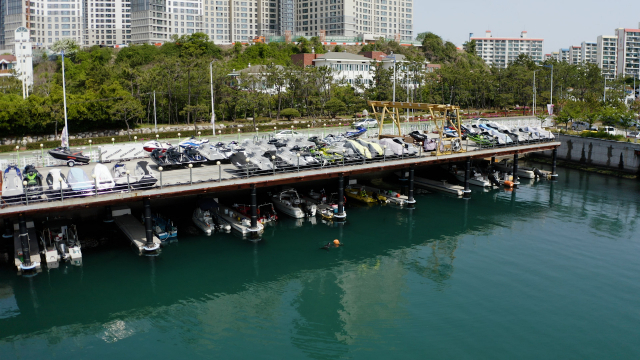 김경숙 해녀가 이달 1일 홀로 물질을 갔다가 남천항으로 돌아오고 있다. 정윤혁 PD jyh6873@busan.com