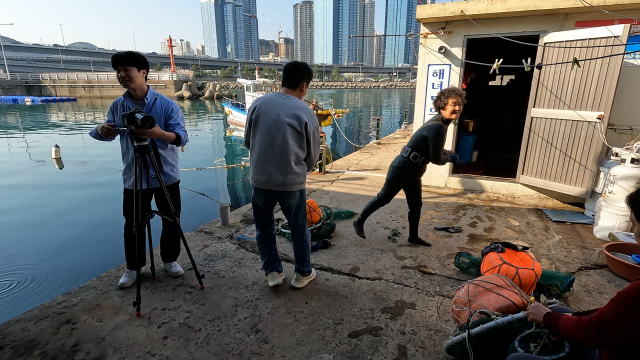 노봉금 해녀가 이달 3일 물질을 떠나기 전 <부산일보> 취재진을 만나 이야기를 나누고 있다. 정윤혁 PD jyh6973@busan.com