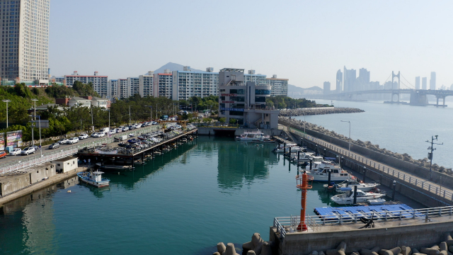 사진 왼쪽 끄트머리에 작은 해녀 탈의실이 있는 남천항. 뒤쪽으로 삼익비치타운, 오른쪽으로 광안대교와 해운대 마린시티가 보인다. 정윤혁 PD jyh6873@busan.com