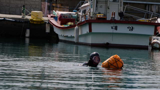김경숙 해녀가 이달 1일 물질을 마친 뒤 남천항 해녀 탈의실 방향으로 돌아오고 있다. 정수원 PD blueskyda2@busan.com
