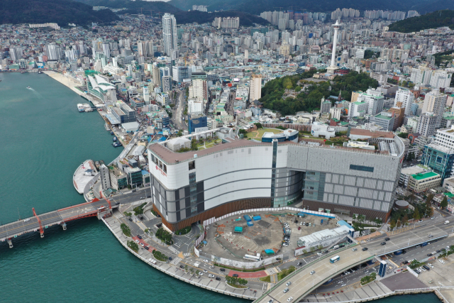 롯데백화점 광복점의 임시사용승인 기간 종료가 보름 앞으로 다가오면서 실제 영업이 중단될 가능성이 커졌다. 부산 중구 중앙동 롯데타워 건설 현장. 부산일보DB