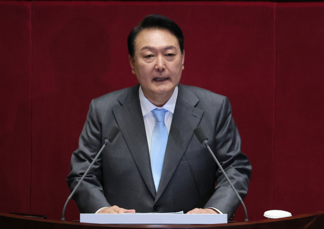 윤석열 대통령이 16일 오전 국회 본회의장에서 취임 후 첫 시정연설을 하고 있다. 연합뉴스
