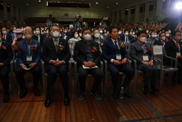 재부산고성향우회는 14일 동아대 하단캠퍼스 체육관에서 제41대 박재복 신임 회장 취임식과 김실곤 전임 회장 이임식을 열었다.