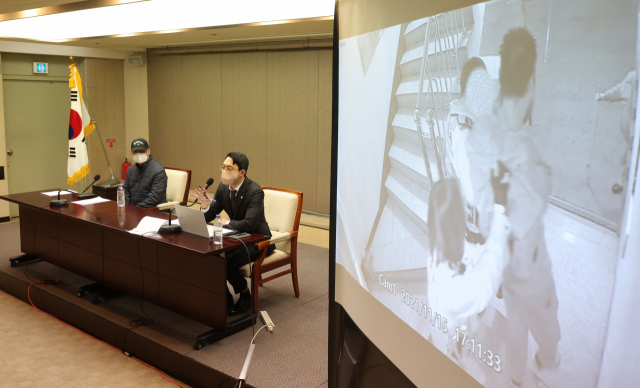 지난달 5일 서울 중구 프레스센터에서 '인천 층간소음 흉기난동' 사건의 피해자 가족대표와 법률대리인 김민호 변호사가 CCTV 영상 공개 기자회견을 하고 있다. 부산일보 DB