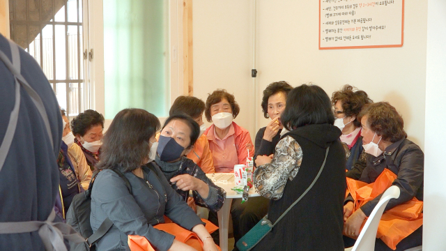 개업식은 문전성시를 이뤘습니다. 서로 웃고 떠들고 안부를 물으며 