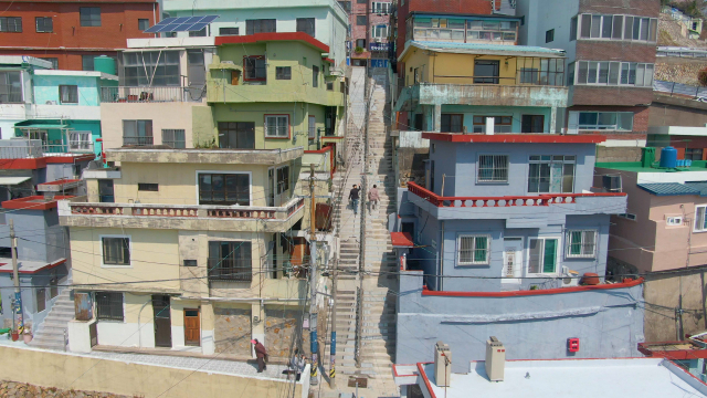 까마득히 높은 마을의 180계단. 며칠째 계단을 오르내려도 호흡은 정돈되지 않습니다. 어머님, 아버님 여기 어떻게 다니셨어요?