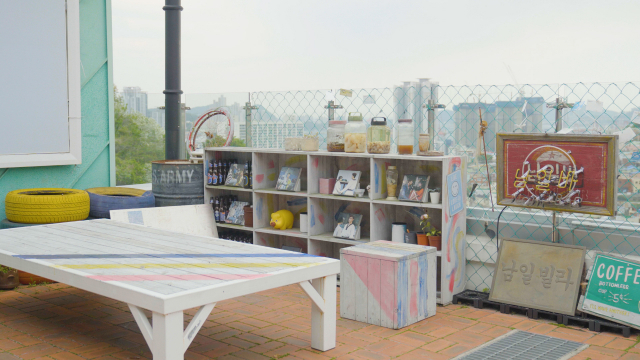 많은 관광객들이 드라마 촬영지를 배경으로 사진을 찍고 갑니다. 산복빨래방은 주민들의 '드라마 같은 삶'에 관심을 더 가져보려 합니다.