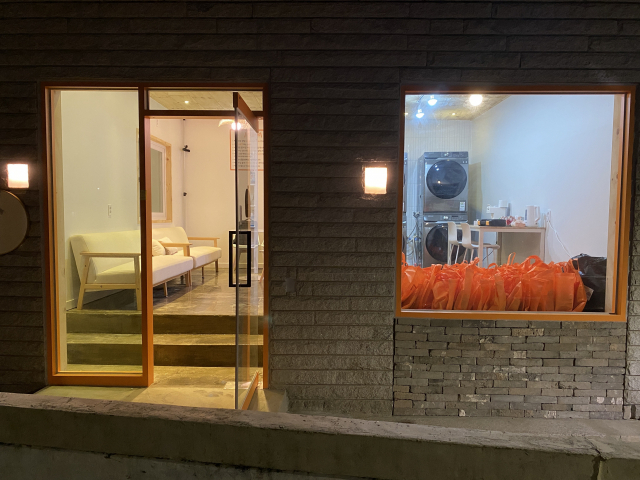 야경이 아름다운 부산진구 범천동 호천마을에 있는 산복빨래방. 산복빨래방 야경도 마을 야경에 한 몫 하고 있습니다.