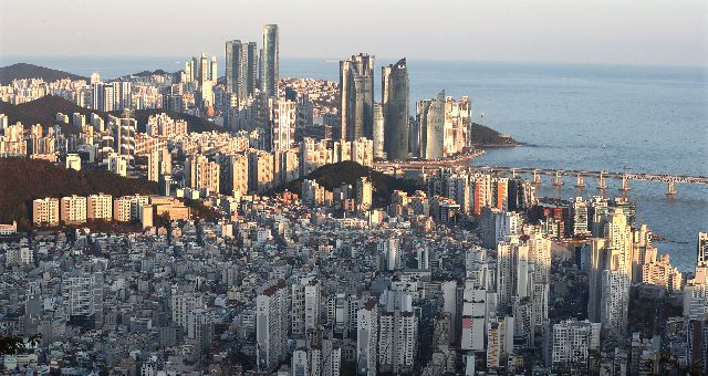 부산 수영구와 해운대 아파트. 부산일보DB