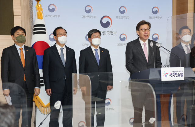 박형준 부산시장이 지난달 19일 오전 정부 서울청사 브리핑실에서 부울경 특별연합 관련 브리핑을 하고 있다. 연합뉴스