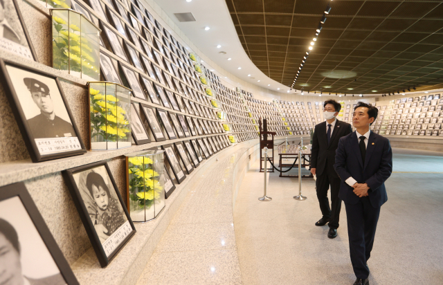 박민식 신임 국가보훈처장이 5·18기념식을 하루 앞둔 17일 오후 광주 북구 국립5·18민주묘지를 방문해 시설과 기념식 준비 상황을 점검하고 있다. 국가보훈처 제공