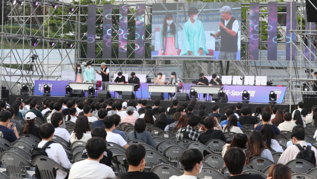 코로나19에서 벗어나 일상 회복으로 점차 전환됨에 따라 중단됐던 부산대학교 대동제(축제)가 전면 대면 행사로 다시 열렸다. 17일 오후 부산대 넉넉한터에서 개막식이 열리고 있다. 이재찬 기자 chan@