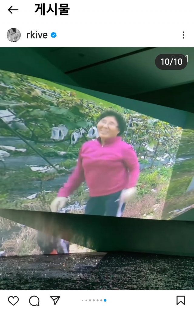 RM의 부산시립미술관 전시 관람 인증샷 중 안은미 작가의 ‘자화자찬’ 작품 사진. RM 인스타그램 캡처