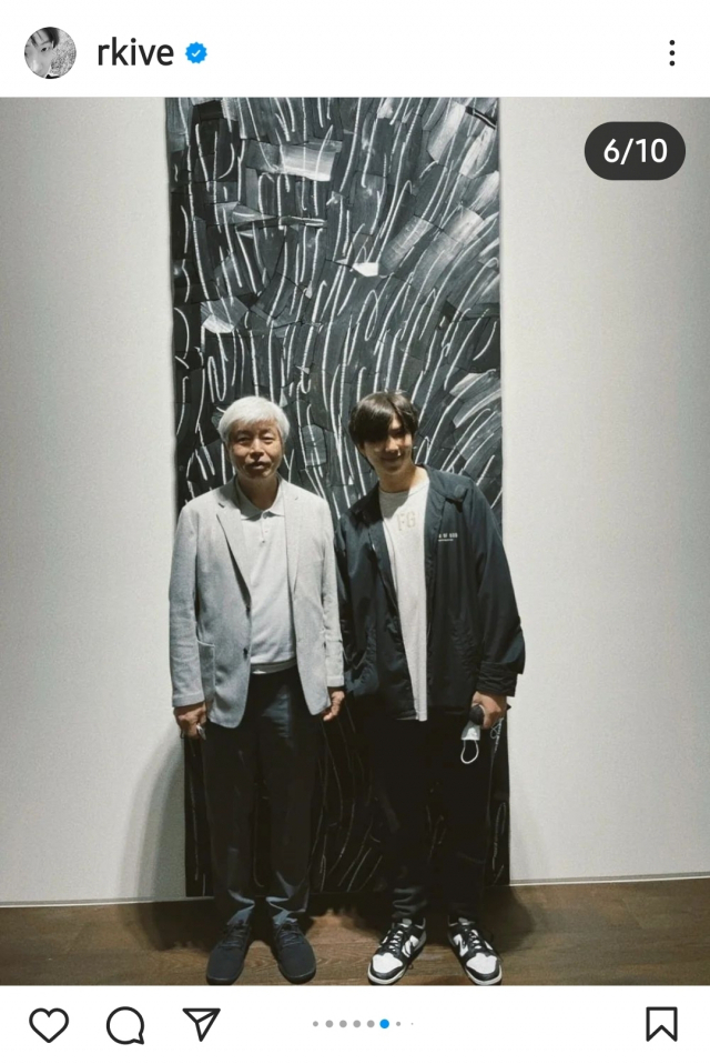RM은 조현화랑에서 개최된 이배 작가 개인전에서 이배 작가와 함께 찍은 사진을 업로드했다. RM 인스타그램 화면 캡처