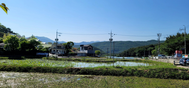 공장이 없어 낮에는 조용하고, 밤에는 적막할 정도로 소음이 없는 전형적인 시골 마을인 평산마을 전경. 김태권 기자