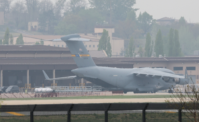 오는 20일 한미 정상회담을 앞두고 실무답사단이 탑승한 미군 수송기가 경기도 평택시 주한미공군 오산기지에 착륙해 있다. 연합뉴스