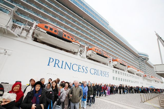 2018년 2월 부산항 국제여객터미널 1번 선석에 중국발 크루즈선인 마제스틱 프린세스호(14만 2714t)가 입항해 외국인 관광객들이 크루즈에서 내리고 있다. 부산일보DB